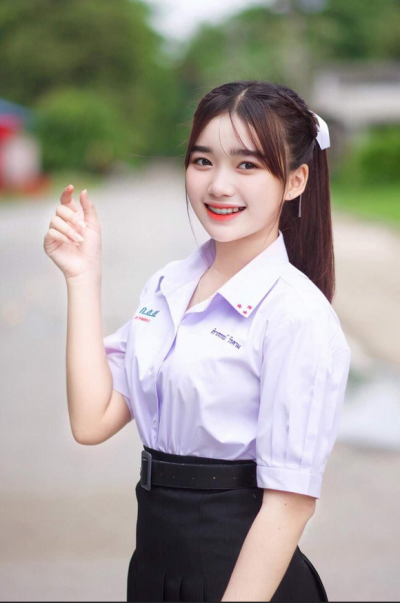 สาวสวยตั้งกล้องแก้ผ้าโชว์เสียวหารายได้ผ่านกลุ่มลับ