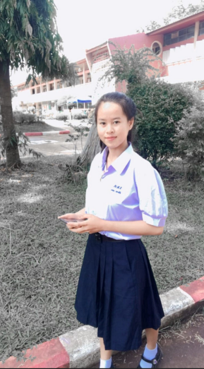 สาวสวยตั้งกล้องแก้ผ้าโชว์เสียวหารายได้ผ่านกลุ่มลับ   