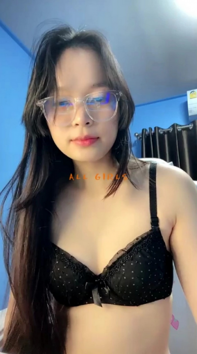 นั่งอ้าหีใช้นิ้วเขี่ยเม็ดแตด